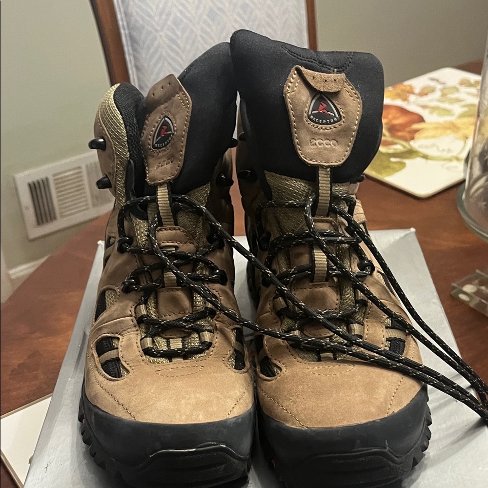 Ecco Women's Lace Up Boots - Black and Tan